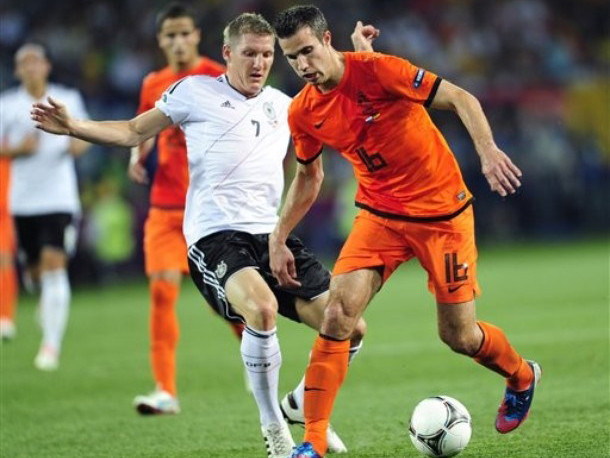 Van Persie và Bastian Schweinsteiger là những cầu thủ tỏa sáng trong trận đấu đêm qua. Van Persie và Bastian Schweinsteiger là những cầu thủ tỏa sáng trong trận đấu đêm qua