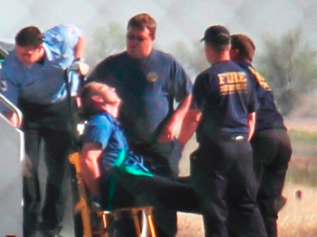 Cơ trưởng chuyến bay đã bị cơ quan an ninh kiểm soát. Ảnh chụp qua video clip.. Cơ trưởng chuyến bay đã bị cơ quan an ninh kiểm soát. Ảnh chụp qua video clip.