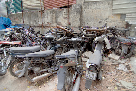 Những chiếc xe máy phơi năng, mưa bị hư hỏng nặng