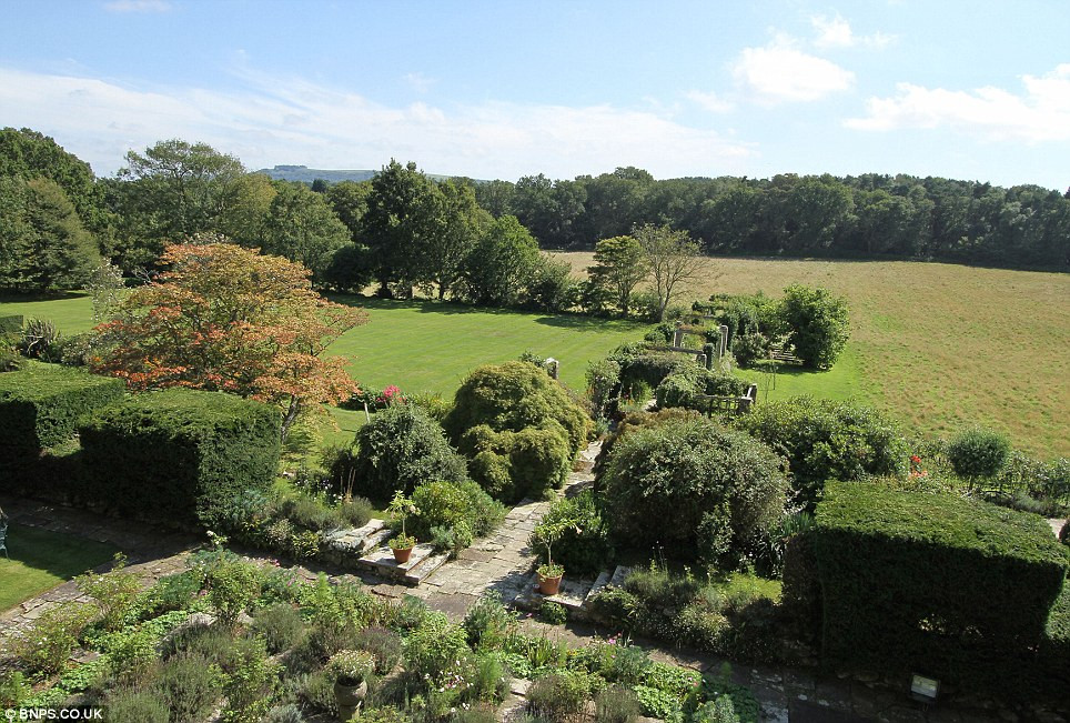 Ngôi nhà nằm trong một khuôn viên rộng với những khu vườn bao quanh