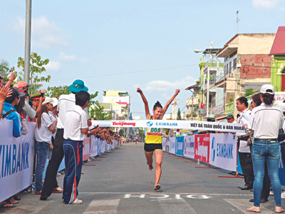 Nguyễn Đặng Thanh Thúy ung dung về đích với khoảng cách khá xa so với các đối thủ . Nguyễn Đặng Thanh Thúy ung dung về đích với khoảng cách khá xa so với các đối thủ