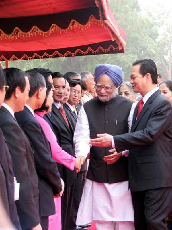 Thủ tướng Nguyễn Tấn Dũng giới thiệu các thành viên đoàn đại biểu Việt Nam với Thủ tướng Manmohan Singh. Ảnh: TTXVN