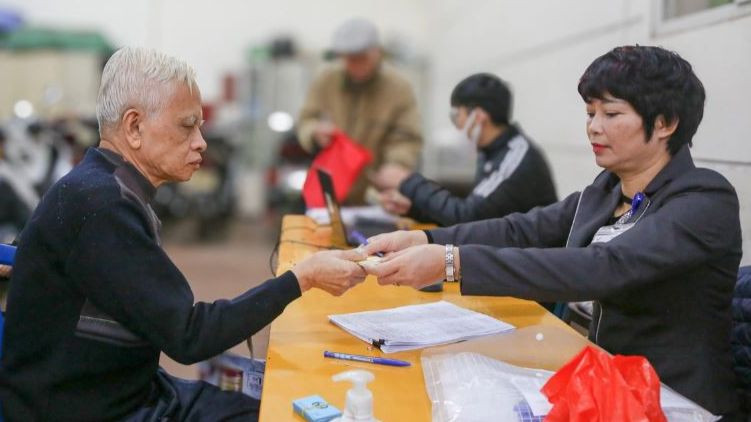 Cấp xã thực hiện chi trả trợ cấp hưu trí xã hội từ 1/7. Ảnh minh họa.