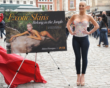 Helen Flanagan khẳng định vòng một của cô là thật và cô không cần làm đẹp nhờ dao kéo