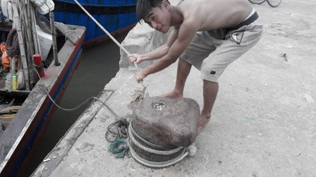 - Người dân chằng néo thuyền tại vùng bãi ngàng Hà Tĩnh.