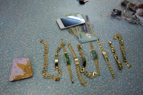 Tang vật vụ cướp tiệm vàng