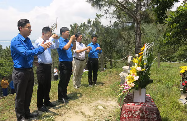 Khánh thành Cột cờ Tổ quốc đảo Hòn La ảnh 2