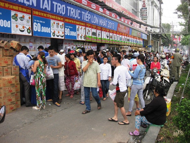 Từ sáng sớm, rất đông người đã tập trung chờ đến giờ được mua hàng giảm giá. Đến khoảng 8h30, có khoảng hơn 200 người xếp thành hai hàng dài chờ mua hàng 