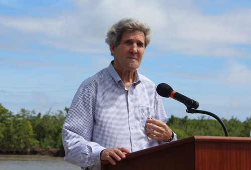 Ngoại trưởng Mỹ John Kerry trưa nay phát biểu trong chuyến thăm thị trấn Rạch Gốc, huyện Ngọc Hiển, Cà Mau. Ảnh: Trọng Giáp (VnExpress) Ngoại trưởng Mỹ John Kerry trưa nay phát biểu trong chuyến thăm thị trấn Rạch Gốc, huyện Ngọc Hiển, Cà Mau