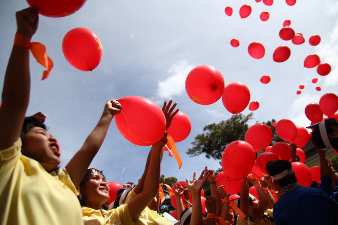 Bong bóng đỏ rợp trời tại đầu cầu Trường ĐH Yersin 