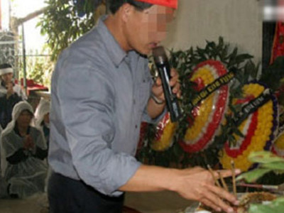 Thông thường, mỗi đám tang, tiền công cho nhóm chỉ từ 1,5 - 2 triệu đồng cho 2 ngày khóc nhưng tính cả tiền “đặt đĩa” cũng được vài triệu.. Thông thường, mỗi đám tang, tiền công cho nhóm chỉ từ 1,5 - 2 triệu đồng cho 2 ngày khóc nhưng tính cả tiền “đặt đĩa” cũng được vài triệu.