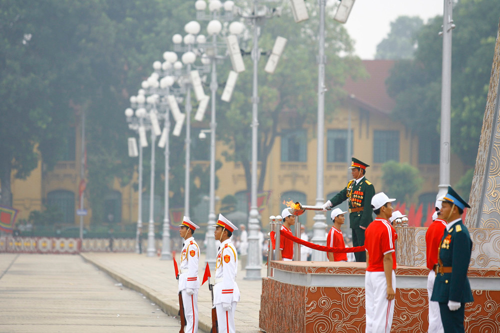 Đại tá Nguyễn Văn Bình – Anh hùng lực lượng vũ trang nhân dân - thắp lửa trên đài lửa Đại lể kỉ niệm 1.000 năm Thăng Long Hà Nội. Ảnh: Hồng Vĩnh. Đại tá Nguyễn Văn Bình – Anh hùng lực lượng vũ trang nhân dân - thắp lửa trên đài lửa Đại lể kỉ niệm 1.000 năm Thăng Long Hà Nội. Ảnh: Hồng Vĩnh
