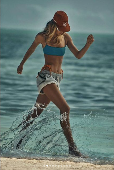 Bên cạnh làm mẫu, cô còn lấn sân kinh doanh và có thương hiệu áo tắm riêng mang tên thương hiệu TropicofC. Candice Swanepoel vừa là sáng lập, vừa làm giám đốc sáng tạo của TropicofC và thường xuyên làm mẫu cho các sản phẩm của mình. Ảnh: Cô trình diễn một trong các thiết kế mới của mình vừa ra mắt năm nay.