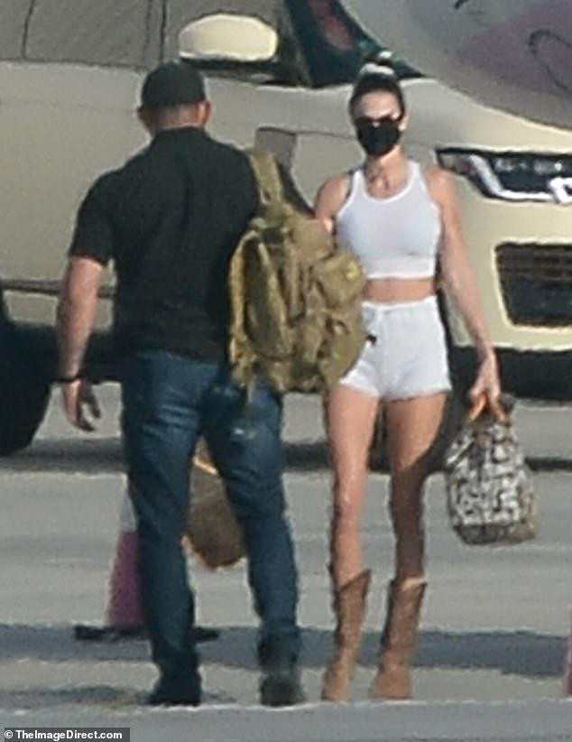 Hôm qua, Kendall Jenner và em gái tỷ phú Kylie Jenner (SN 1997) đã quay trở lại Los Angeles từ máy bay riêng của bà chủ thương hiệu Kylie Cosmetics.