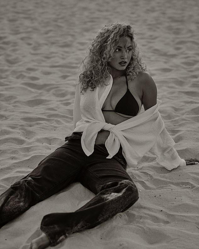 Dù có vẻ đẹp nữ tính quyến rũ nhưng chân dài người Bỉ lại cho biết cô thích phong cách thời trang tomboy, thích mặc quần bò rách, áo sơ mi rộng, đi bốt...