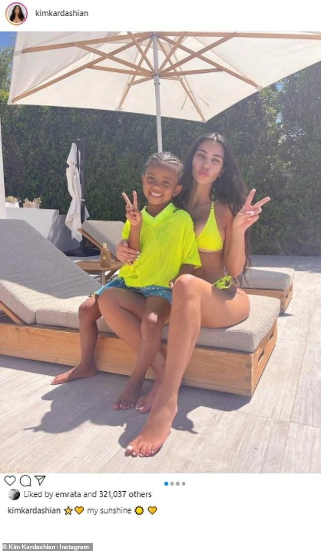 Kim mới đây cũng tung hình mặc bikini xanh neon chuối bên con gái Saint West (SN 2015) lên trang cá nhân Instagram có lượng fan khủng là 214 triệu follow.