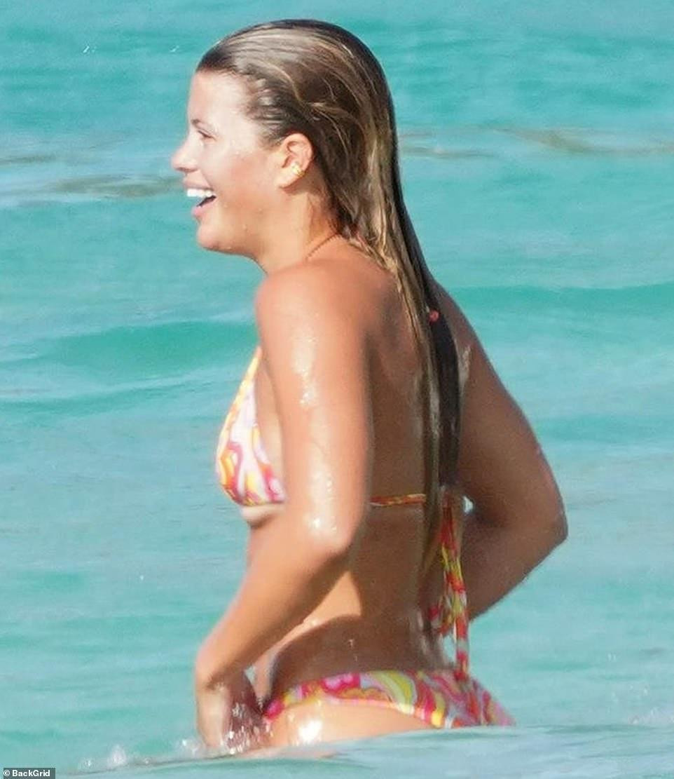 Theo nguồn tin từ Us Weekly, con gái danh ca Lionel Richie và Elliot Grainge trước khi trở thành người yêu đã là bạn bè. Quan hệ của cặp đôi ngày càng trở nên thân mật sau khi nàng mẫu 9x chia tay Scott Disick.