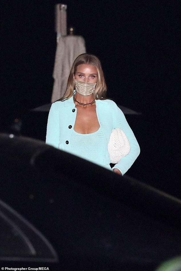 Hiện người đẹp tập trung vào việc kinh doanh quần áo và giày dép. Rosie Huntington-Whiteley vừa góp mặt trong danh sách top 4 siêu mẫu kiếm tiền nhiều nhất ở Anh với thu nhập 8 triệu USD, theo the Sun