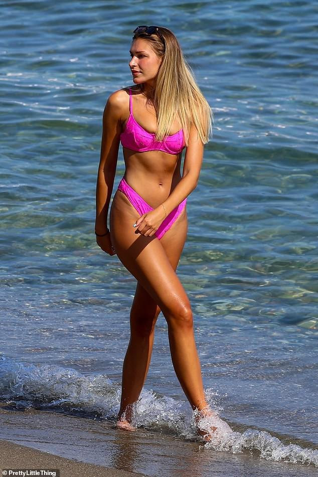 Nhiều fan nhận xét Zara nên làm người mẫu bởi cô có thân hình vô cùng cân đối, body săn chắc đẹp như tạc tượng đáng ngưỡng mộ.