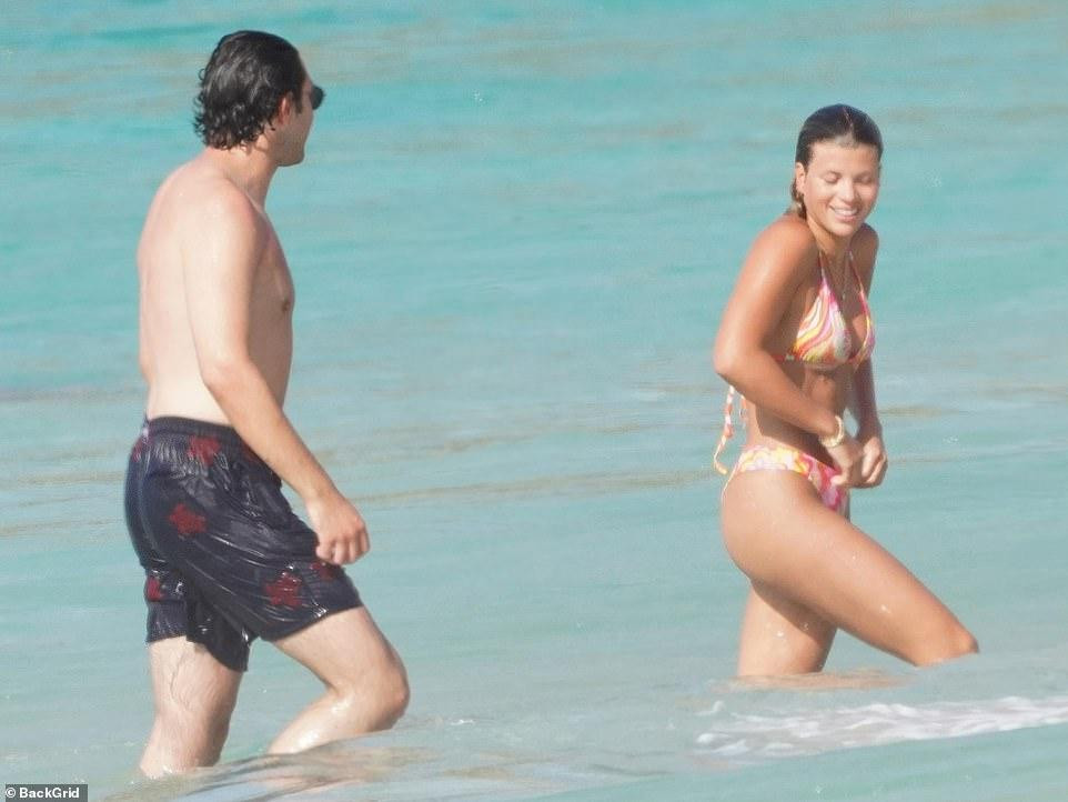 Thực tế, sau khi chia tay Scott Disick cuối năm ngoái, Sofia Richie đã có vài cuộc hẹn hò ngắn ngủi với người mới nhưng cũng không có kết quả cho đến khi cô công khai yêu Elliot Grainge.