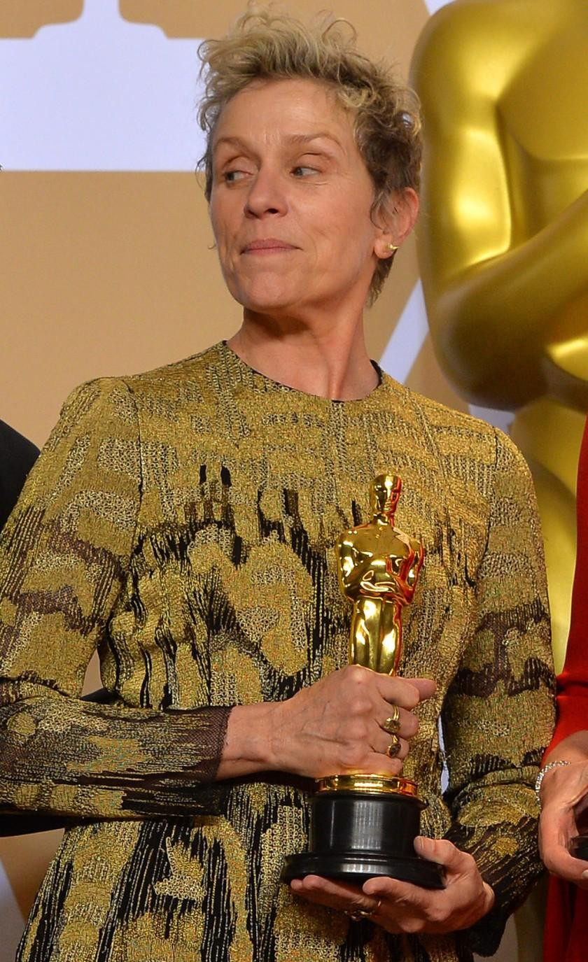 Frances McDormand nhận tượng vàng Oscar Frances McDormand nhận tượng vàng Oscar