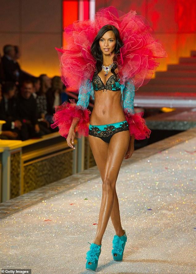 Lais Ribeiro bắt đầu trình diễn cho Victoria's Secret từ năm 2010 và được nâng cấp lên "thiên thần" từ năm 2015.