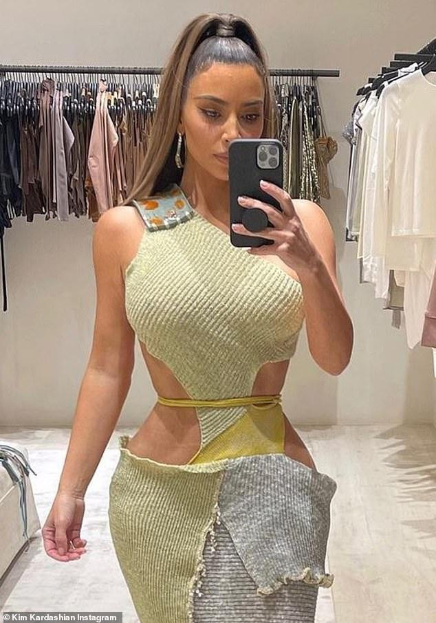 Mỹ nhân sinh năm 1980 buộc tóc cao đến đỉnh đầu, thả dáng đẹp như tạc tượng khiến người hâm mộ trầm trồ. Chỉ sau 7 giờ đăng tải, bộ ảnh này của Kim đã có 1,9 triệu lượt yêu thích và gần 12 ngàn lượt tương tác bình luận.