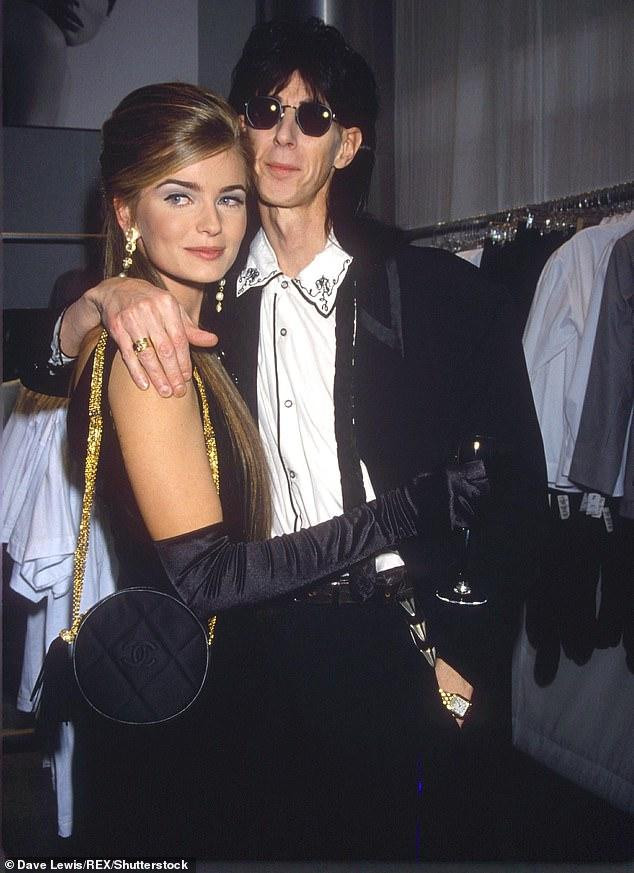 Paulina Porizkova là siêu mẫu và diễn viên Thụy Điển gốc Czech nổi tiếng ở thập niên 1980. Cô gia nhập làng người mẫu vào năm 1980, sau khi bạn thân đã vô tình chụp ảnh chân dung của Paulina và gửi đến một công ty đào tạo người mẫu có tiếng. Cô từng có cuộc hôn nhân hạnh phúc với nam ca sĩ nhạc rokc gạo cội Ric Ocasek (mất năm 2019). Cả hai kết hôn năm 1989 và sau 28 năm, người đẹp đã tuyên bố chia tay chồng vào năm 2018. Ảnh: cặp đôi thời trẻ, chụp năm 1990.
