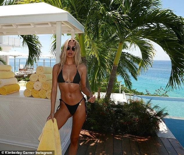 Nàng mẫu sinh năm 1991 khoe vóc dáng nóng bỏng trong mẫu áo tắm do chính mình thiết kế Nàng mẫu sinh năm 1991 khoe vóc dáng nóng bỏng trong mẫu áo tắm do chính mình thiết kế