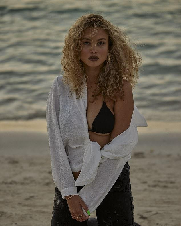 Rose Bertram hiện có 888 ngàn người hâm mộ trên Instagram và thường xuyên chia sẻ hình ảnh gợi cảm "chiêu đãi" fan.