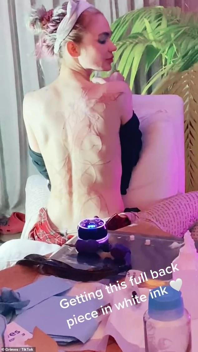 Nữ ca sĩ sinh năm 1988 gây choáng khi khoe hình ảnh xăm chằng chịt ở lưng và ví đây là "vết khắc tuyệt đẹp như người ngoài hành tinh". Nữ ca sĩ sinh năm 1988 gây choáng khi khoe hình ảnh xăm chằng chịt ở lưng và ví đây là "vết khắc tuyệt đẹp như người ngoài hành tinh".