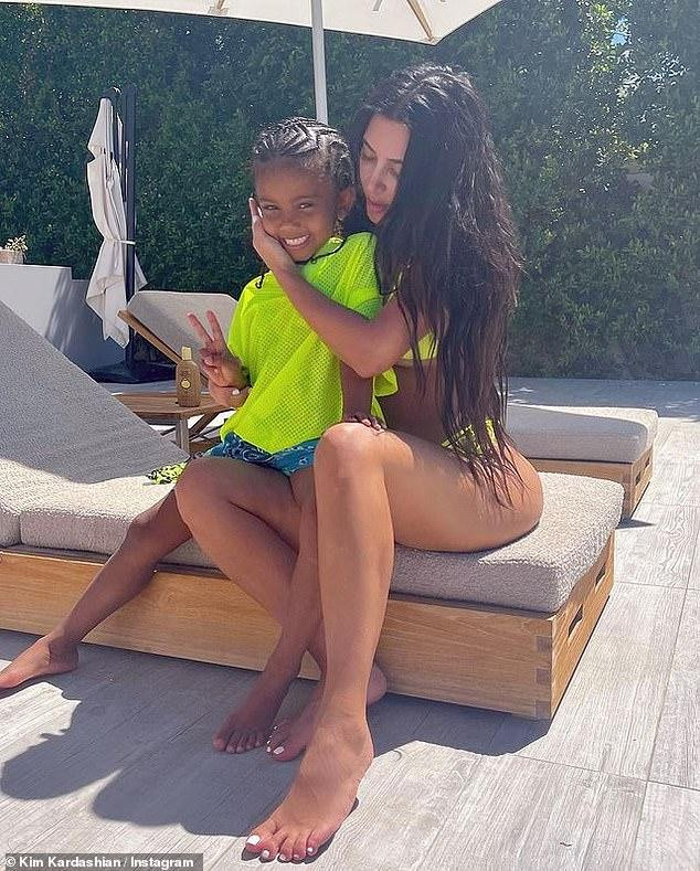 Dù vướng ồn ào hôn nhân tan vỡ nhưng Kim dường như vẫn giữ được tâm thế bình thản, vẫn tập trung kinh doanh, liên tục ra các sản phẩm mới và không ngừng chia sẻ ảnh gợi cảm, &quot;check - in&quot; ở những địa điểm du lịch nổi tiếng như đang tận hưởng cuộc sống mà theo người đẹp chia sẻ &quot;vốn đã nhiều ưu ái&quot; với cô.