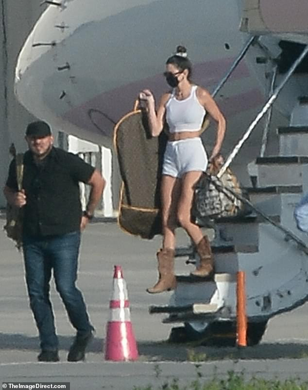 Dù chỉ là những hình ảnh được săn từ xa nhưng vẫn cho thấy vóc dáng hoàn hảo của "siêu mẫu đắt giá nhất thế giới" 2018, theo thống kê thu nhập của Forbes.