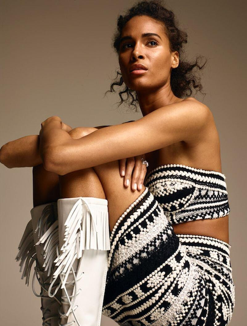 Nàng mẫu người Pháp khoe vẻ đẹp ấn tượng, nóng bỏng hoang dại trong loạt ảnh này Nàng mẫu người Pháp khoe vẻ đẹp ấn tượng, nóng bỏng hoang dại trong loạt ảnh này