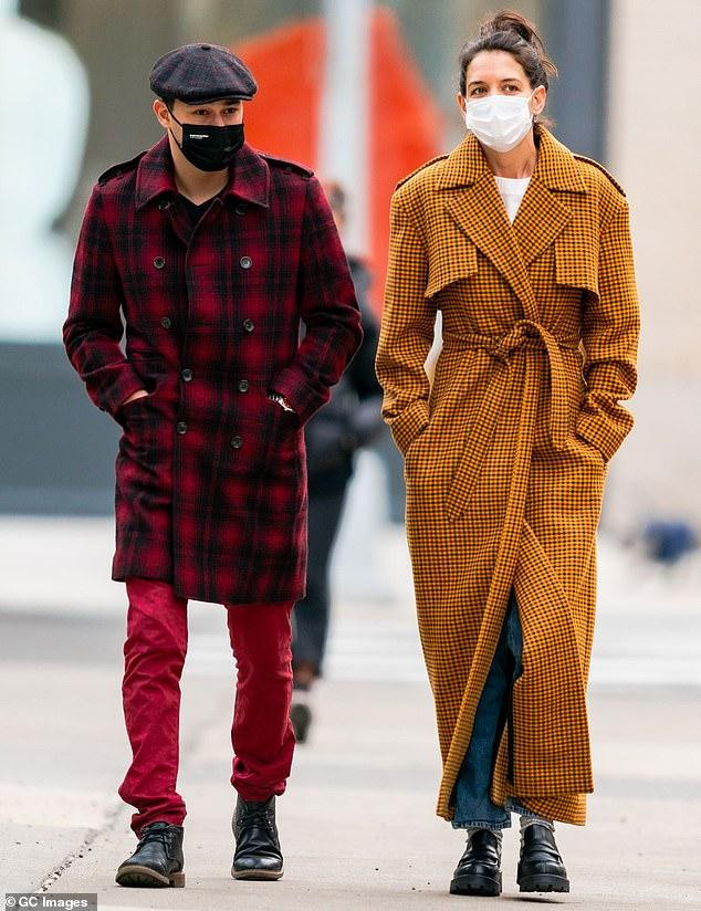 Katie Holmes và Emilio Vitolo trong một lần ra phố vào tháng 1 vừa qua. Katie Holmes và Emilio Vitolo trong một lần ra phố vào tháng 1 vừa qua.