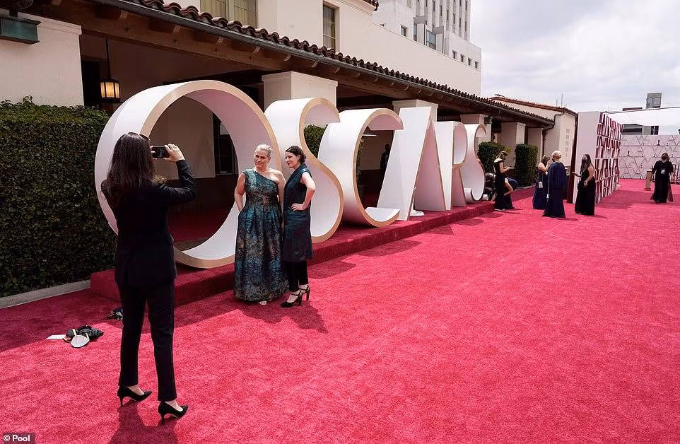 Dàn sao khoe sắc trên thảm đỏ sự kiện Oscar 2021 đang diễn ra vào tối 25/4 (giờ địa phương, tức sáng 26/4 giờ Việt Nam) tại nhà ga Union và nhà hát Dolby ở Los Angeles (Mỹ), cũng như các địa điểm quốc tế khác thông qua vệ tinh. Sự kiện điện ảnh lớn nhất thế giới được phát sóng trực tiếp trên kênh ABC. Ngoài ra, người xem có thể xem trên các kênh như YouTube TV, Hulu…