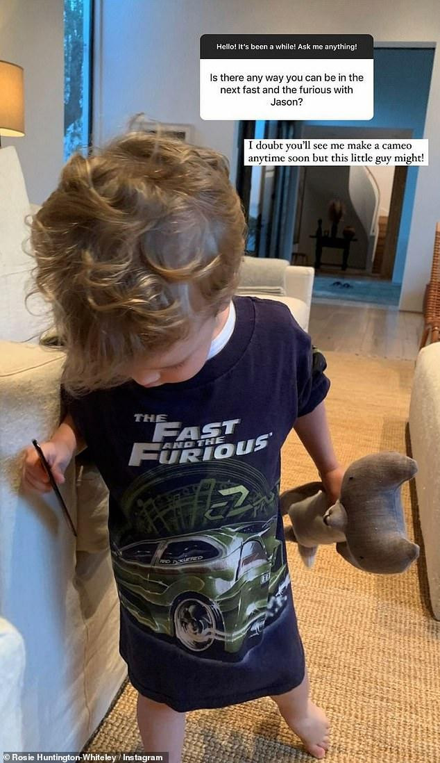 Cậu bé Jack năm nay đã 4 tuổi, là con đầu lòng của cặp đôi và gương mặt của Jack chưa được công khai trên truyền thông. Trong hình ảnh, người đẹp cho biết dù cô không có kế hoạch diễn chung với vị hôn phu trong một bộ phim nhưng con trai thì có thể. Cậu bé Jack năm nay đã 4 tuổi, là con đầu lòng của cặp đôi và gương mặt của Jack chưa được công khai trên truyền thông. Trong hình ảnh, người đẹp cho biết dù cô không có kế hoạch diễn chung với vị hôn phu trong một bộ phim nhưng con trai thì có thể.