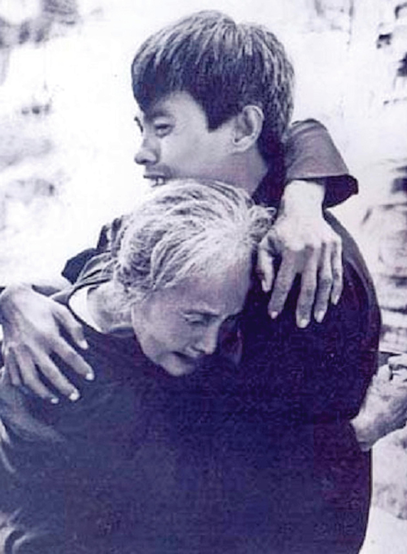 Tấm ảnh “Mẹ con ngày đoàn tụ” nổi tiếng của nhiếp ảnh gia Lâm Hồng Long