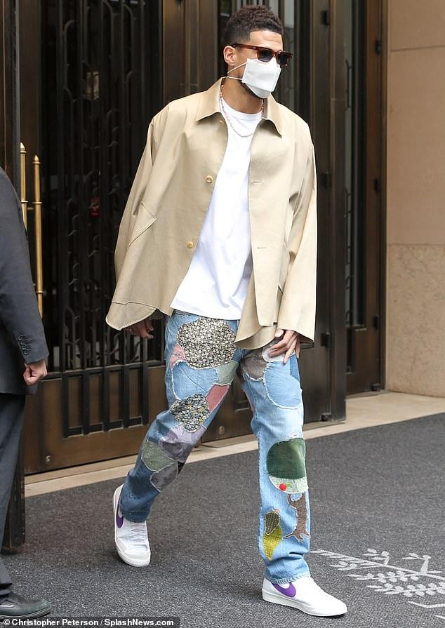 Mỹ nhân sinh năm 1995 và bạn trai cầu thủ bóng rổ kém 1 tuổi Devin Booker được trông thấy lần lượt rời khỏi khách sạn mà không hề đi cùng nhau. Mỹ nhân sinh năm 1995 và bạn trai cầu thủ bóng rổ kém 1 tuổi Devin Booker được trông thấy lần lượt rời khỏi khách sạn mà không hề đi cùng nhau.