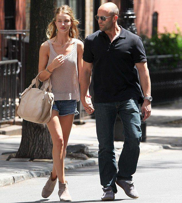 Không chỉ vậy, nàng mẫu còn tiết lộ bạn trai là một người cha tuyệt vời. Anh là một bờ vai vững chắc của 2 mẹ con và là người rất hài hước.