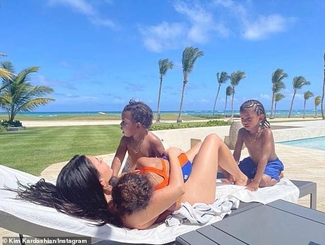 ... và cùng các con thư giãn, tắm nắng. Kim Kardashian đệ đơn ly dị chồng ngày 19/2 sau 7 năm chung sống và có với nhau 4 đứa con. Cả 2 đã ký thoả thuận tiền hôn nhân nên việc chia tài sản dễ dàng đạt được. Tuy nhiên, họ vẫn phải đạt được thoả thuận về việc nuôi con.