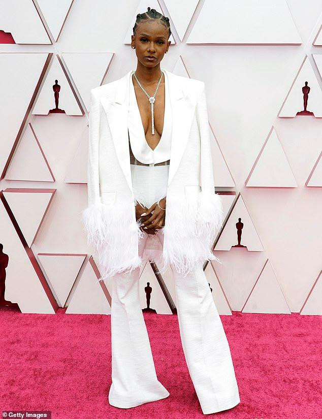 Nữ ca sĩ, nhạc sĩ người Mỹ Tiara Thomas mặc vô cùng sexy, khoe vòng một nóng bỏng tại thảm đỏ Lễ trao giải Oscar lần thứ 93