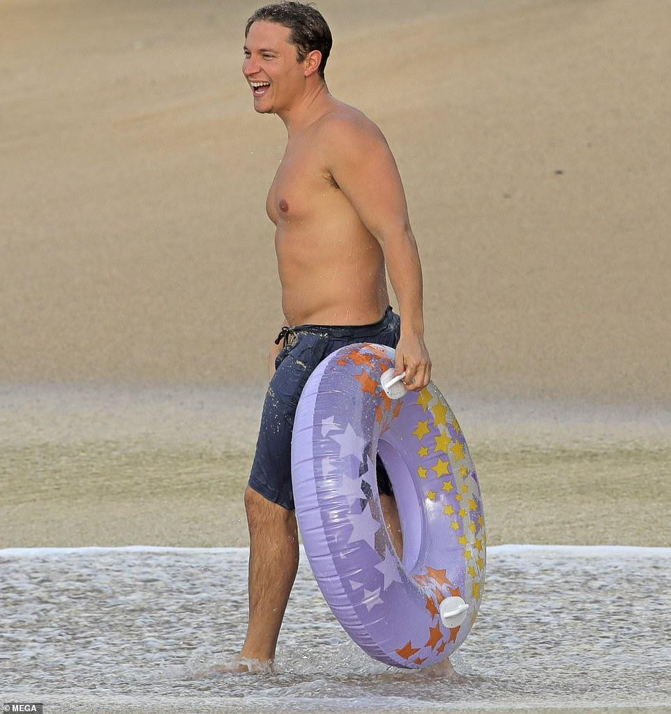 Elijah Allan-Blitz sở hữu vẻ ngoài điển trai, body vạm vỡ và nụ cười đốn tim phái nữ