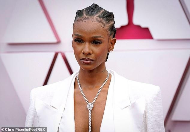 Người đẹp sinh năm 1989 nổi tiếng với gương mặt xinh đẹp ấn tượng, phong cách thời trang tinh tế, cá tính và cũng rất thời thượng