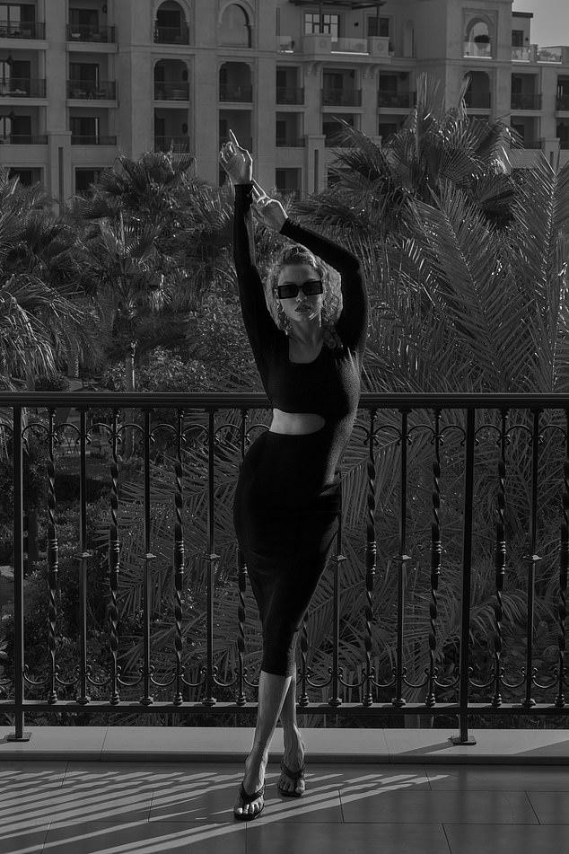 Cô cũng đặc biệt yêu thích mái tóc xù cá tính và ấn tượng của mình.