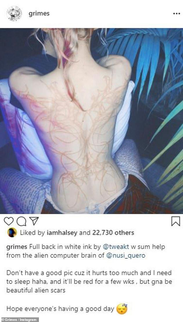 Trước đó, cô đã có nhiều hình xăm trên cánh tay và bàn tay. Theo đuổi phong cách ấn tượng và có phần dị, Grimes luôn khiến người nhìn phải "mắt tròn mắt dẹt" mỗi khi xuất hiện. Trước đó, cô đã có nhiều hình xăm trên cánh tay và bàn tay. Theo đuổi phong cách ấn tượng và có phần dị, Grimes luôn khiến người nhìn phải "mắt tròn mắt dẹt" mỗi khi xuất hiện.