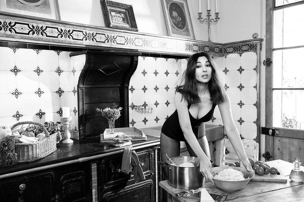 Hiện không giam gia nhiều showbiz nhưng Monica Bellucci vẫn là gương mặt VIP ở các sự kiện điện ảnh, thời trang danh giá. Cô vẫn xuât hiện dày đặc trên các tạp chí thời trang và làm đại diện quảng cáo của nhiều thương hiệu lớn.