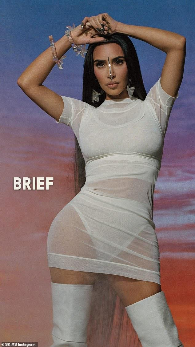 Kim khoe body nóng bỏng "rực lửa" trong bộ sưu tập thời trang của thương hiệu SKIMS mới đây do cô sáng lập.
