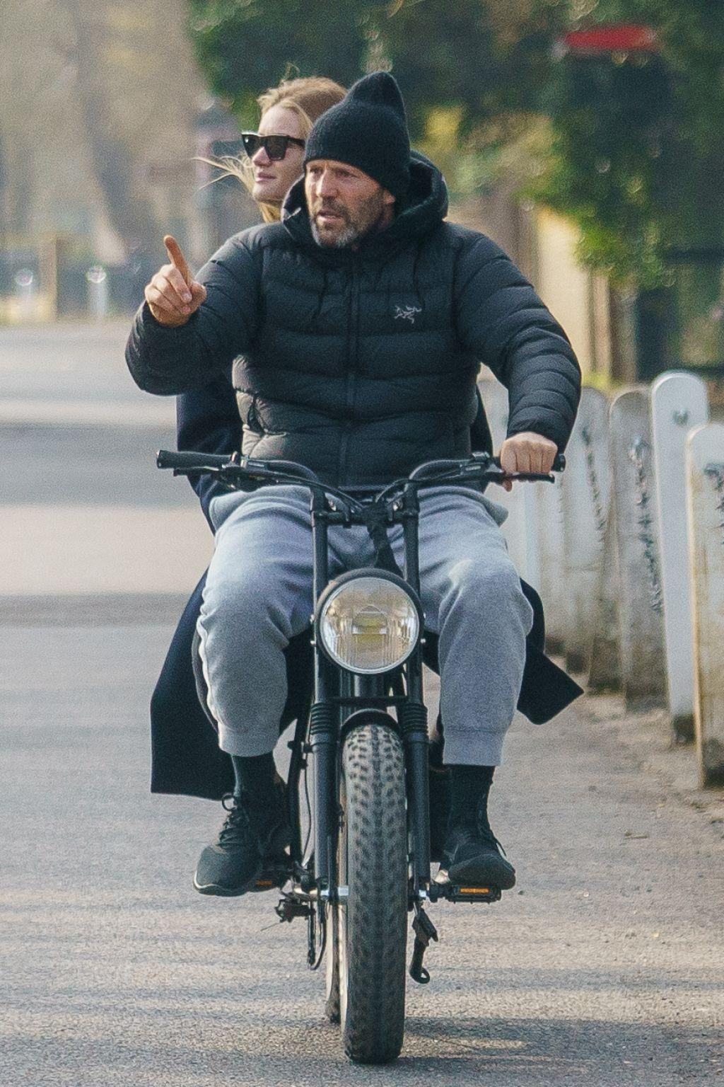 Cặp đôi cách đây chưa lâu bỏ ra 15 triệu bảng Anh để mua 3 ngôi nhà mới ở xứ sương mù. Họ đã bán biệt thự ở Malibu, Mỹ với giá 14 triệu bảng Anh vào cuối năm ngoái.