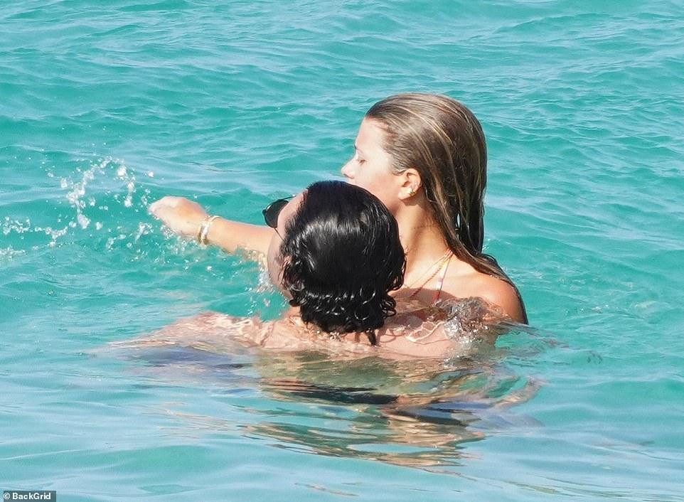 Chuyện tình cảm của cặp đôi được gia đình hủng hộ và fan cũng liên tục "đẩy thuyền".